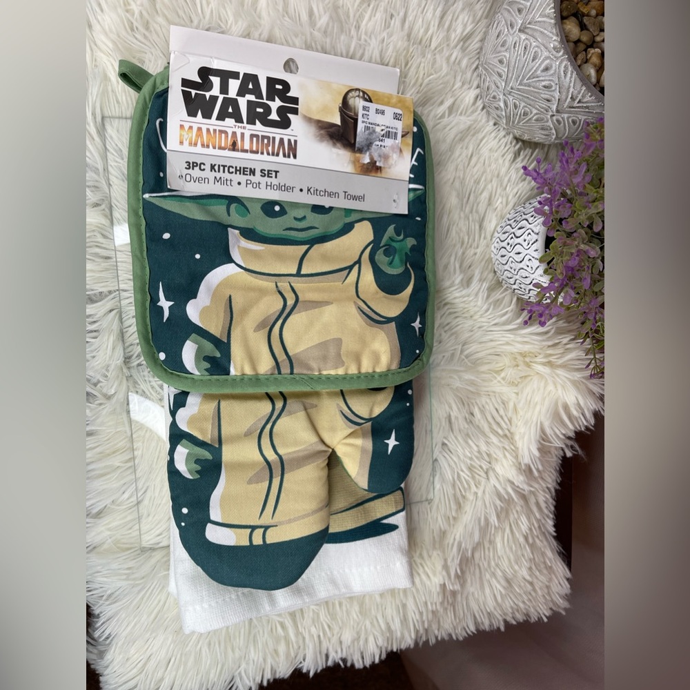 Star Wars The Child oven mitt and towel set NWT